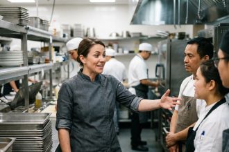 Femme chef en cuisine moderne et professionnelle