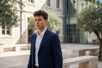 Jeune homme confiant dans une cour d'université à Nice